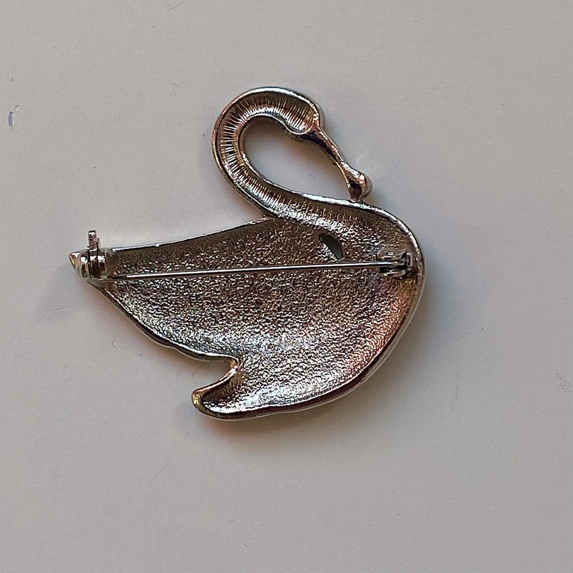 Elegant svanbrosch i svart och vitt - 91