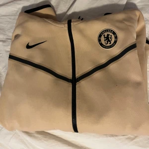 Nike Tech Chelsea - Nypris 1400kr Knappt använd alls, nyskick Storlek S Äkta Pris kan diskuteras vid snabb affär!