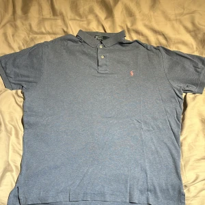 Ralph Lauren Piké  - ~Ralph Lauren piké  ~Gamla taggen ~Bra skick  ~Storlek L Kan hämtas i Lindesberg! Mvh Remy✌🏽