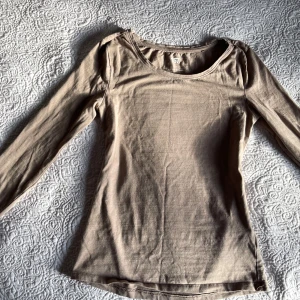 Långärmad mörk beige tröja - Tröjan är från lager 157 och har använts en gång då den inte riktigt passa min stil men den är fortfarande i jätte bra skick.