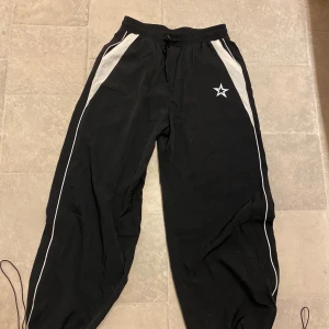  Oanvänd randiga svartvita sköna byxor med fickor -  Helt nya oanvända. Felköp.  Storlek 40 / 42 motsvarar M/L loose fit