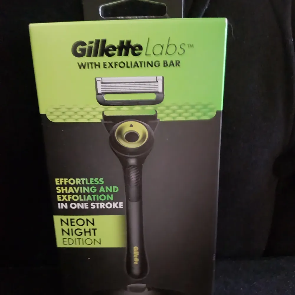 Gillette rakkniv med en magnetisk golv som gör så att din rakkniv blir renar. Den använder 20 flexdisc countours till ditt ansikte för att du ska få den bästa upplevelsen.. Accessoarer.