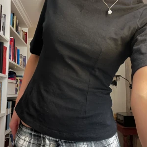 Fitted tee  - Gina tricots fitted tee, super fin som passar både till vardag och fest💞Storlek XS. Använd en gång, väldigt bra skick