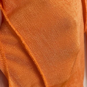 Orange långärmad topp - Säljer en snygg orange långärmad topp i ett mjukt och stretchigt material. Toppen har en v-ringad design och en stilren look som passar perfekt till både vardag och fest. Den är i bra skick och redo för en ny ägare!