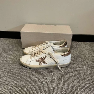 Golden goose skor - Golden goose skor. Helt nya aldrig använda. Alltså inga defekter. Storlek 37, äkthetsbevis medföljer vid köp av skorna🤗 hör av er vid frågor och intresse av köp🥰 pris kan diskuteras