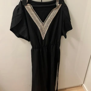 Klänning  - Jätte fin klänning som har aldrig använts så att den är i nyskick 