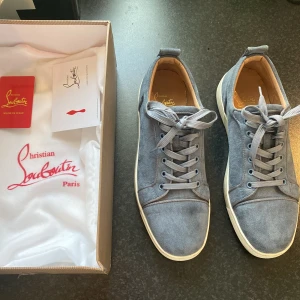 Christian Louboutin blå - Ett par Louboutins i färgen blå och skick 9/10. Ser nya ut och de är i strl 43. Det låga priset beror på att jag inte vet till 100 om de är äkta🙌