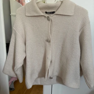 Super fin kofta ❤️ - Super fin kofta från Gina Tricot i hyfsat bra skick, några stenar från knapparna har fallit av men annars super fin❤️
