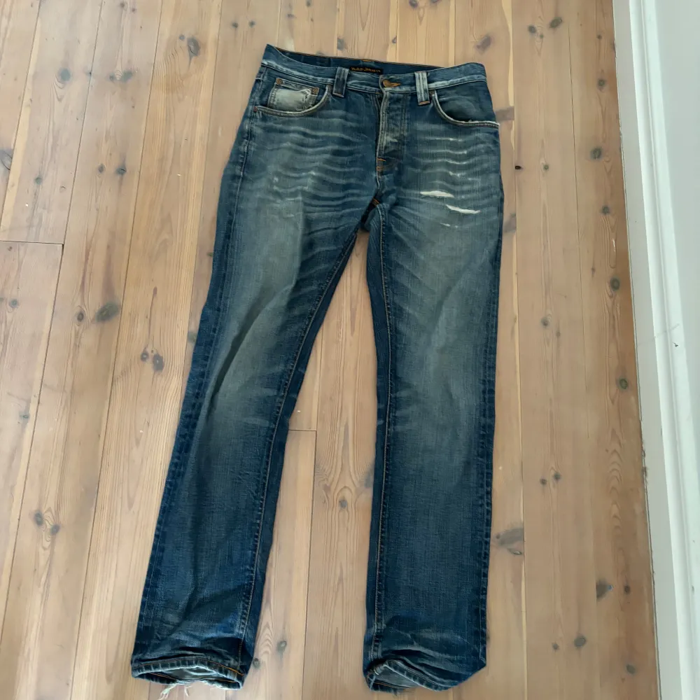 Tvär feta Nudie jeans med feta slitningar. Skicka 7-8/10. Lite slitet vid vänstra bakfickan. Se bild 2. Storlek W31 L32. Jeans & Byxor.