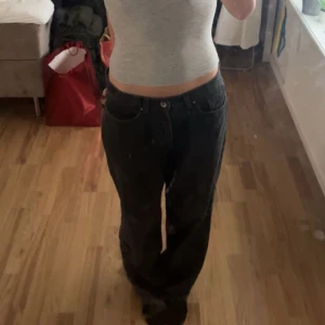 Vailent jeans  - Svarta baggy jeans från vailent, strl s, de e typ man byxor men sitter baggy på mig som e 166 och brukar ha xs-s, köpta för 800 o bra skick, dm för mer info pris kan diskuteras💕