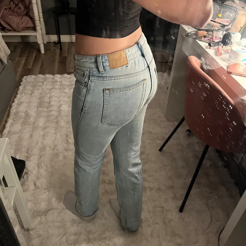 Snygga ljusablå jeans från weekday. I storlek W26 L30, dom är små för sin storlek så de skulle faktiskt passa nån med en eller två mindre storlekar!🩵 Midwaist Straight. Jeans & Byxor.