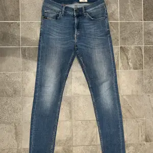 Säljer dessa Tiger of Sweden Jeans i storlek W30/L30| Skick:9/10(Inga defekter eller tecken på användning)| Nypris: Ca 1599kr|  Kontakta vid minsta fråga eller fundering.