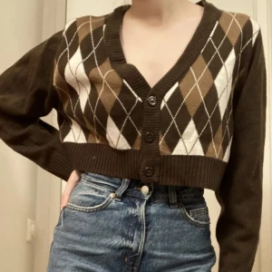 Rutig crop kofta - Rutig croppad kofta från H&M Divided. Storlek xs. Sparsamt använd, inga defekter. Lånad bild för att visa hur den ser ut på. 