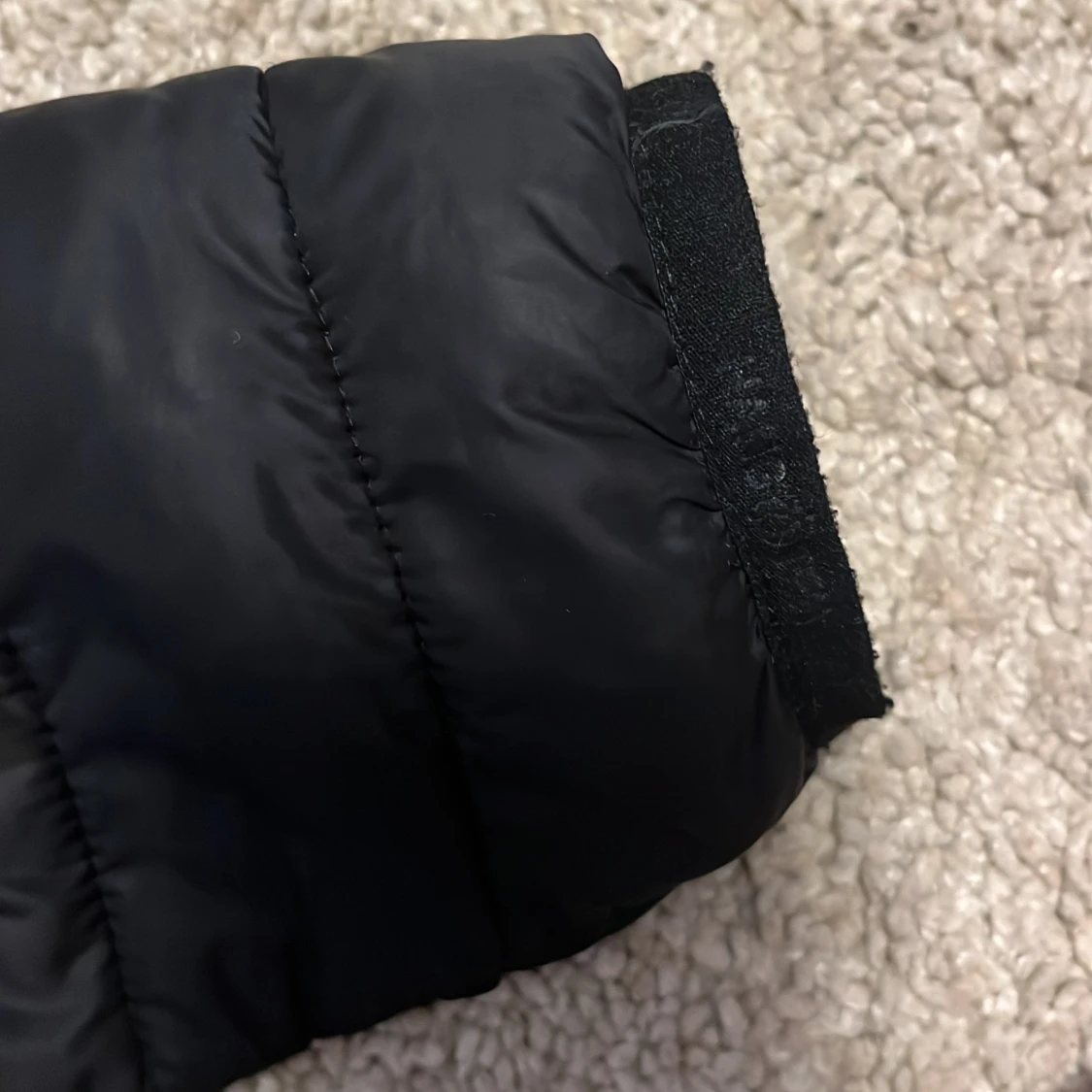 Svart pufferjacka med huva - 92