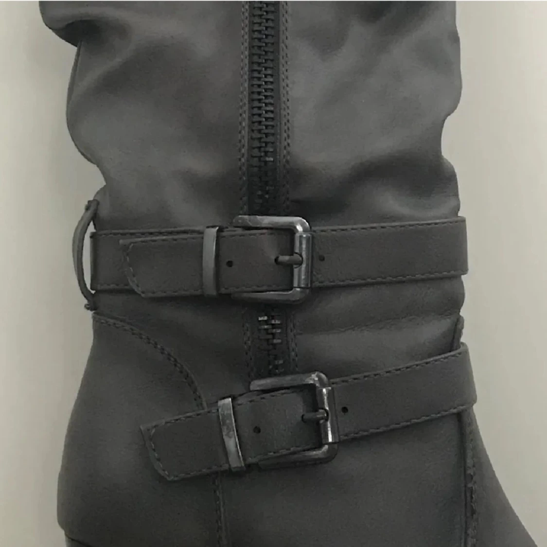 Gråa stövlar  - 91