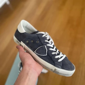 Philippe model skor - Säljer dess riktigt eftertraktade och stilrena skor perfekta för hösten! Nypris på skorna är ca 3400kr men säljer endast för 2499