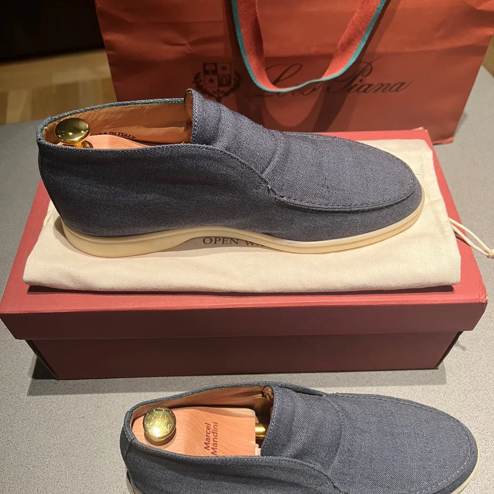 Säljer ett par stilrena blå loafers från Loro Piana i mycket bra skick. Skorna har en snygg och enkel design med en ljus sula som ger en fräsch look. Perfekta för både vardag och festliga tillfällen. De är bekväma och lätta att matcha med olika outfits.. Skor.