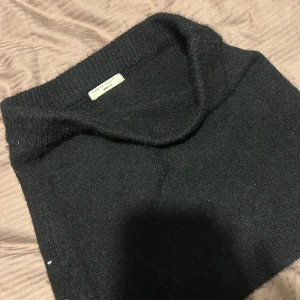 Svart stickad kjol  - Svart sticksd kjol från Gina Tricos premium collektion, helt oanvänd i storlek S