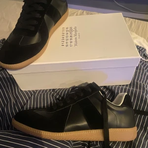 Maisonmargiela Gats  - Hej, säljer ett par helt nya skor som tyvärr inte passade min storlek som var synd. Då jag tycker de är riktigt fetta, stiliga (0ps inte Orgi Nal) inget kvitto. Box ingår. skriv vid minsta fundering! Pris kan ändrat vid snabbt köp!💯🔥