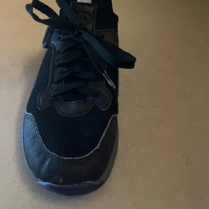 Svarta sneakers med snörning - Säljer ett par svarta sneakers i bra skick. De har en stilren design med snörning och en bekväm passform. Skorna är perfekta för vardagsbruk och har en slitstark sula. Passar bra till både jeans och träningskläder. Pris kan diskuteras.