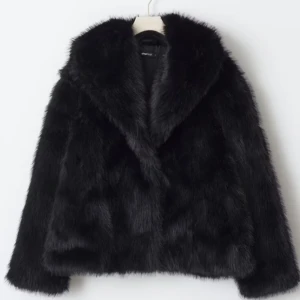 Svart pälsjacka - nyinköpt pälsjackan, slutsåld på hemsida och i butik. Prislapp kvar 