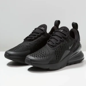 Svarta Nike Air Max 270  stl.41 - Säljer ett par helt nya Nike Air Max 270 i nyskick. De har en stilren design med snörning och en bekväm passform. Perfekta för både träning och vardagsbruk. Skorna har en snygg svart sula och är gjorda i syntetmaterial för extra hållbarhet. Skorna har jag fått i present och är endast testade och det var för små för mig.därav säljer jag dom.