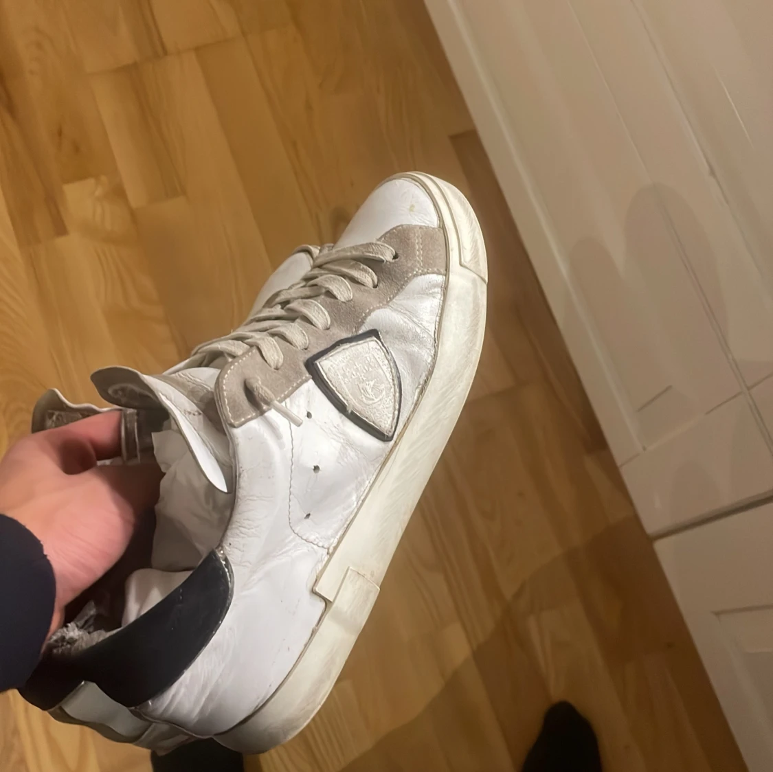 Vita och grå sneakers - 90