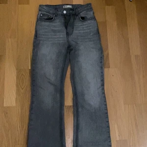Grå jeans från Perfect Jeans - Säljer ett par grå jeans från Perfect Jeans i storlek 32. De har en klassisk femficksdesign med dragkedja och knapp framtill. Perfekta för både vardag och fest! 🖤