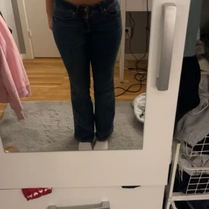 Vermoda jeans xs/30 - Super snygga nästan oanvända vermoda jeans, boot cut och mid waist.💕💕storlek xs/30 