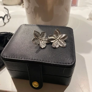 Silverfärgade blomformade örhängen - Säljer dessa superfina örhängerna eftersom att de inte riktigt passar mig. De är helt oanvända och köpta på lyla.se, ordinarie pris är 199 kr. ❤️
