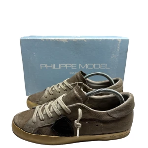  Philippe Model - Säljer ett par  sneakers från Philippe Model i bra skick. Skorna har en snygg och stilren design med snörning och en bekväm sula. Perfekta för vardagsbruk och ger en cool touch till din outfit.