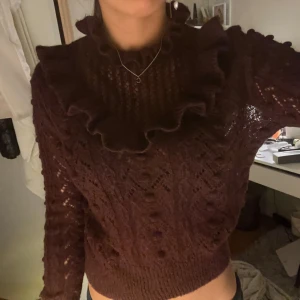 Vinröd stickad topp från Zara -  Fin stickad topp från Zara som inte säljs längre! Tröjan är i bra skick och inga synliga defekter! 💕 