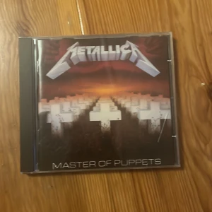 Master of Puppets CD - Den har en liten spricka på framsidan och några repor men jag har aldrig använt den 