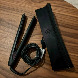 Cloud nine plattång original giftset - Cloud Nine Original Iron är en plattång med keramiska plattor som gör håret rakt och glansigt, samtidigt som de minimerar friss. Reglerbar temperatur från 100-200°C. Automatisk avstängning efter 30 minuters inaktivitet. Smidig sladd på 3 meter och som roterar 360°.  Fint skick!  Nypris: 2500