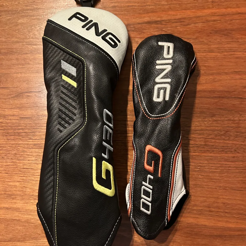 Säljer två snygga headcovers från PING, en för G400 och en G430. De är svarta med vita och orange detaljer, perfekt för att skydda dina klubbor. Passar bra för golfentusiaster som vill ha stil och funktionalitet på banan . Och den andra med gröna detaljer och vit och svart färg är och lika bra som den andra. Dom är fina och dom har inga märke på sig.  Den som är större och heter G430 är till Wood klubba och den som är mindre G400 är till hybrid jag säljer dom för 150 st eller 250 båda.. Övrigt.