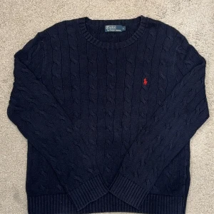 Marinblå Kabelstickad Tröja Från Ralph Lauren - Märke: Polo Ralph Lauren Storlek: L Färg: Mörkblå Skick: Mycket bra skick, inga synliga defekter 