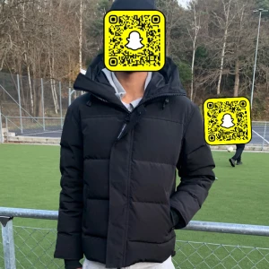 Canada Goose macmillan. - Säljer en svart Canada Goose black label macmillan parka i ny skick. Jackan är perfekt för vintern med sin varma och quiltade design. Jackan är oanvänd endast testat. Dust bag från canada goose ingår. Kom med prisförslag.