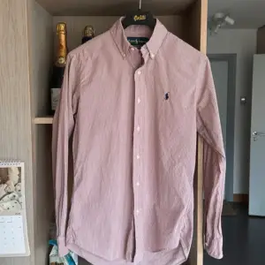 En riktigt fet rosa rutig Ralph Lauren skjorta i storlek S som är i mycket bra skick💫