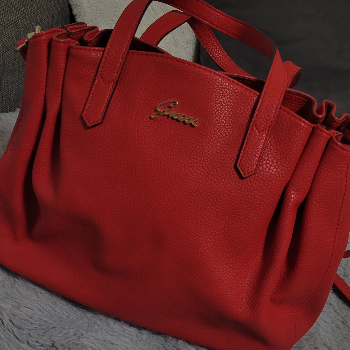 Röd axelväska från Guess