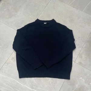 Arket Stickad Tröja - Säljer en mörkblå stickad tröja i storlek M. Perfekt för kyliga dagar.