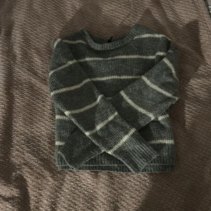 Grå randig tröja från H&M Divided - Säljer en supermysig grå tröja från H&M Divided i storlek XS. Den är grå med vita ränder och har långa ärmar. Den är använd några gånger.💓