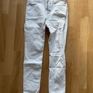 Vita jeansbyxor från H&M - Högmidjade vita jeans i bra skick