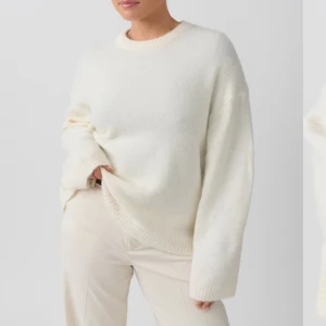 Stickad tröja - Säljer denna från gina. I XS. Säöjer pga för stor på mig, sotter mer som en S än XS. Använd någon gång, fint skick.