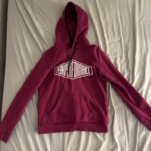 Lila/vinröd hoodie från Peak Performance - Säljer en snygg vinröd/lila hoodie från Peak Performance i storlek M. Köpt för 700kr och använt några gånger. Skick: mycket bra skick. Skriv för mer info eller annat 💕💕