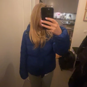 pufferjacka - Säljer en fin blå pufferjacka, storlek xs, passar mig som är runt 160. Är från märket only. Ingen defekt, enda är att den är lite smutsig längst upp som förmodligen går att ta bort , se sista bild💕 