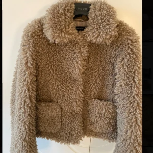 Beige teddyjacka - Supermysig beige teddyjacka från zara i fint skick som tyvärr inte kommer till användning. Perfekt för höst och vinter. Jackan har en normal passform och långa ärmar. 