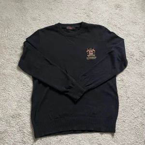 Mörkblå Morris sweatshirt  - Storlek: M men är liten i storlek, S/M Skick: Använd men i gott skick utan fläckar Pris: Utgångspris 499 Färg: Mörkblå Material: 100% bomull 