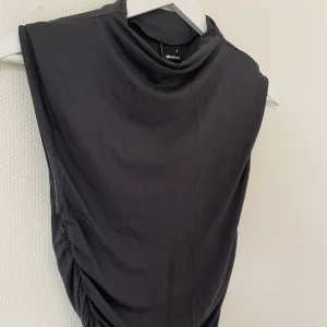 Topp från Gina Tricot  - Fin och bekväm topp från Gina Tricot med fina detaljer i sidorna.