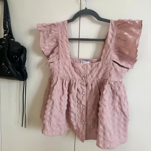 Slutsåld topp - Säljer min jätte eftertraktade topp från asos! 💕💕 svarar på alla prisförslag & frågor! (Säljer även likadan i vit) 