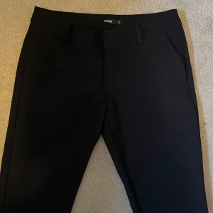 Kostymbyxor BikBok lågmidjade VERA - Jätte snygga kostymbyxor från BibBok som är lågmidjade. Säljs då de inte kommer till användning. Storlek 38 passar även 36. Hör av er vid frågor och funderingar eller vid diskussion om priset!